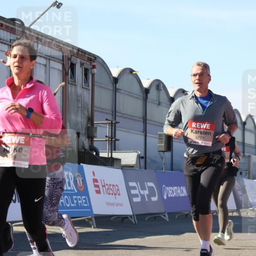 03.10.2025 - Köhlbrandbrückenlauf Luisa Fischer http://msf.ph/oto/9033619 03.10.2025 13:11:36 Ziel 4158, 4315, 4325, 4427, 4501, 4538, 4568, 4617, 4736, 4777, 4782, 4799, 4845, 4999, 5145, 5794, 5937, 5939, 6028, 6217, 6218, 6517, 6563, 6680, 6689, 6690, 6691 meine-sportfotos.de