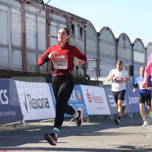03.10.2025 - Köhlbrandbrückenlauf Luisa Fischer http://msf.ph/oto/9033643 03.10.2025 13:11:41 Ziel 4158, 4178, 4353, 4354, 4427, 4501, 4538, 4568, 4617, 4736, 4777, 4782, 4799, 4845, 5794, 5866, 5869, 5937, 6217, 6218, 6517, 6622, 6689 meine-sportfotos.de
