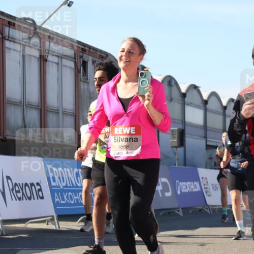 03.10.2025 - Köhlbrandbrückenlauf Luisa Fischer http://msf.ph/oto/9033653 03.10.2025 13:11:42 Ziel 4158, 4178, 4353, 4354, 4427, 4469, 4501, 4538, 4568, 4617, 4736, 4777, 4782, 4799, 4845, 5866, 5869, 5937, 6217, 6218, 6517, 6622, 6689 meine-sportfotos.de