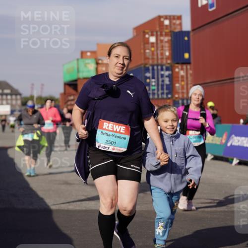 03.10.2025 - Köhlbrandbrückenlauf Michael Burmester http://msf.ph/oto/9033682 03.10.2025 10:42:01 Ziel 2277, 2278, 2429, 2488, 2501, 2531, 2603, 3070, 3284 meine-sportfotos.de