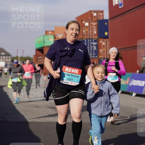 03.10.2025 - Köhlbrandbrückenlauf Michael Burmester http://msf.ph/oto/9033685 03.10.2025 10:42:01 Ziel 2277, 2278, 2429, 2488, 2501, 2531, 2603, 3070, 3284 meine-sportfotos.de