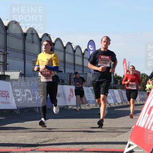 03.10.2025 - Köhlbrandbrückenlauf Luisa Fischer http://msf.ph/oto/9033701 03.10.2025 13:11:51 Ziel 4100, 4101, 4178, 4353, 4354, 4469, 4568, 4685, 4736, 5097, 5396, 5426, 5866, 5869, 5937, 6033, 6048, 6049, 6622, 6763, 6796 meine-sportfotos.de