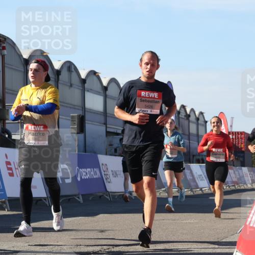 03.10.2025 - Köhlbrandbrückenlauf Luisa Fischer http://msf.ph/oto/9033703 03.10.2025 13:11:52 Ziel 4100, 4101, 4178, 4353, 4354, 4469, 4568, 4685, 4736, 5097, 5396, 5426, 5866, 5869, 5937, 6033, 6048, 6049, 6622, 6763, 6796 meine-sportfotos.de