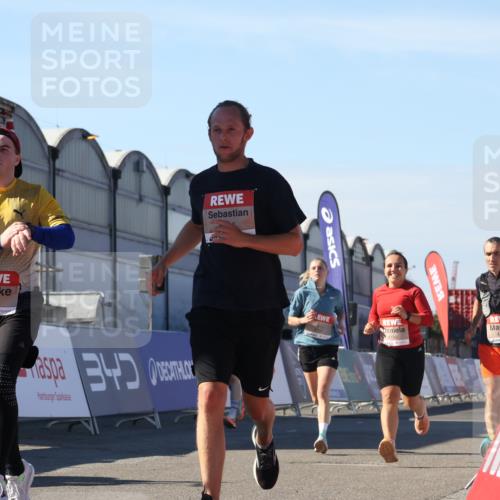 03.10.2025 - Köhlbrandbrückenlauf Luisa Fischer http://msf.ph/oto/9033706 03.10.2025 13:11:52 Ziel 4100, 4101, 4178, 4353, 4354, 4469, 4568, 4685, 4736, 5097, 5396, 5426, 5866, 5869, 5937, 6033, 6048, 6049, 6622, 6763, 6796 meine-sportfotos.de