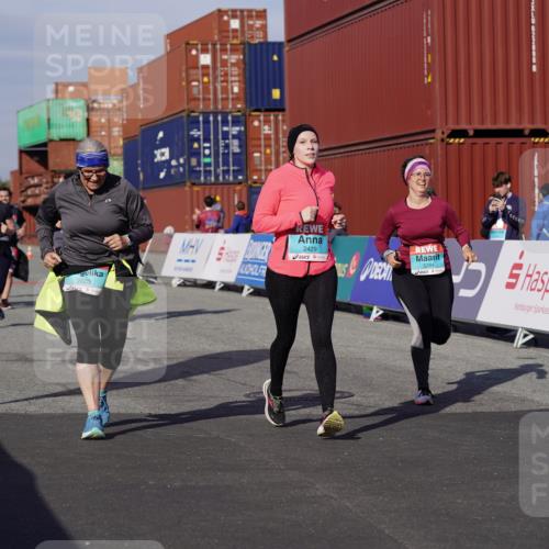 03.10.2025 - Köhlbrandbrückenlauf Michael Burmester http://msf.ph/oto/9033718 03.10.2025 10:42:05 Ziel 2178, 2179, 2277, 2278, 2429, 2515, 2531, 2603, 3070, 3284 meine-sportfotos.de