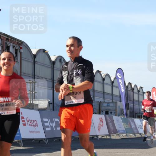 03.10.2025 - Köhlbrandbrückenlauf Luisa Fischer http://msf.ph/oto/9033719 03.10.2025 13:11:55 Ziel 4100, 4101, 4469, 4685, 5097, 5396, 5426, 5910, 5911, 6033, 6048, 6049, 6622, 6763, 6796 meine-sportfotos.de