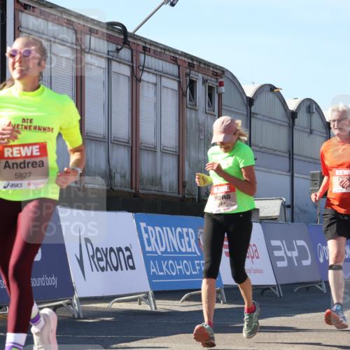 03.10.2025 - Köhlbrandbrückenlauf Luisa Fischer http://msf.ph/oto/9033734 03.10.2025 13:12:03 Ziel 4100, 4101, 4176, 4305, 4468, 4474, 4685, 5396, 5426, 5856, 5910, 5911, 5927, 6184, 6763, 6796 meine-sportfotos.de