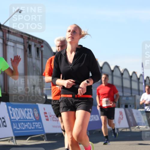 03.10.2025 - Köhlbrandbrückenlauf Luisa Fischer http://msf.ph/oto/9033740 03.10.2025 13:12:04 Ziel 4100, 4101, 4176, 4305, 4468, 4474, 5856, 5910, 5911, 5927, 6121, 6184, 6763, 6796 meine-sportfotos.de