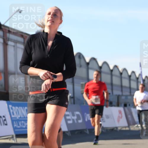 03.10.2025 - Köhlbrandbrückenlauf Luisa Fischer http://msf.ph/oto/9033742 03.10.2025 13:12:04 Ziel 4100, 4101, 4176, 4305, 4468, 4474, 5856, 5910, 5911, 5927, 6121, 6184, 6763, 6796 meine-sportfotos.de