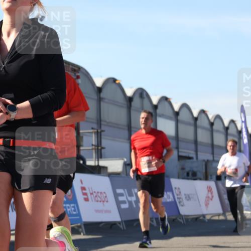 03.10.2025 - Köhlbrandbrückenlauf Luisa Fischer http://msf.ph/oto/9033745 03.10.2025 13:12:04 Ziel 4100, 4101, 4176, 4305, 4468, 4474, 5856, 5910, 5911, 5927, 6121, 6184, 6763, 6796 meine-sportfotos.de