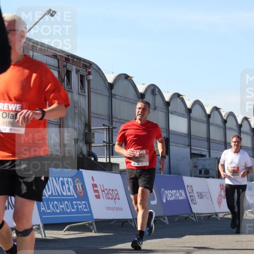 03.10.2025 - Köhlbrandbrückenlauf Luisa Fischer http://msf.ph/oto/9033746 03.10.2025 13:12:05 Ziel 4100, 4101, 4176, 4305, 4468, 4474, 5856, 5910, 5911, 5927, 6121, 6184, 6763, 6796 meine-sportfotos.de