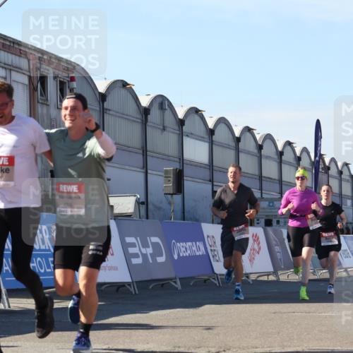 03.10.2025 - Köhlbrandbrückenlauf Luisa Fischer http://msf.ph/oto/9033766 03.10.2025 13:12:08 Ziel 4176, 4305, 4369, 4468, 4470, 4474, 5644, 5856, 5910, 5911, 5927, 6098, 6121, 6184, 6185 meine-sportfotos.de