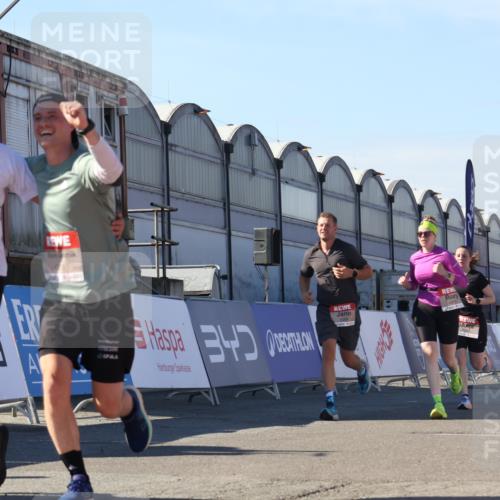03.10.2025 - Köhlbrandbrückenlauf Luisa Fischer http://msf.ph/oto/9033767 03.10.2025 13:12:08 Ziel 4176, 4305, 4369, 4468, 4470, 4474, 5644, 5856, 5910, 5911, 5927, 6098, 6121, 6184, 6185 meine-sportfotos.de
