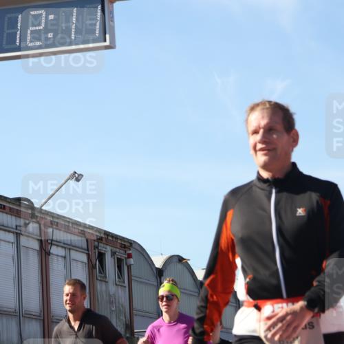 03.10.2025 - Köhlbrandbrückenlauf Luisa Fischer http://msf.ph/oto/9033778 03.10.2025 13:12:10 Ziel 4176, 4305, 4369, 4468, 4470, 4474, 5644, 5856, 5910, 5911, 5927, 6098, 6121, 6184, 6185 meine-sportfotos.de
