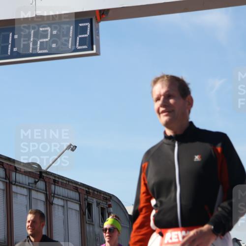03.10.2025 - Köhlbrandbrückenlauf Luisa Fischer http://msf.ph/oto/9033779 03.10.2025 13:12:11 Ziel 4176, 4305, 4369, 4468, 4470, 4474, 4656, 5644, 5856, 5927, 6098, 6121, 6184, 6185 meine-sportfotos.de