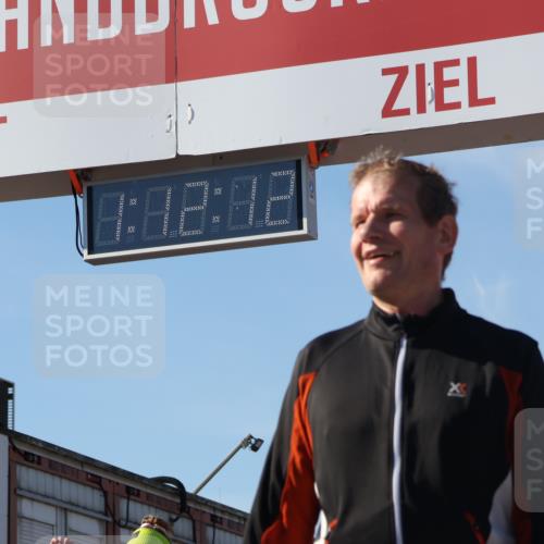 03.10.2025 - Köhlbrandbrückenlauf Luisa Fischer http://msf.ph/oto/9033784 03.10.2025 13:12:11 Ziel 4176, 4305, 4369, 4468, 4470, 4474, 4656, 5644, 5856, 5927, 6098, 6121, 6184, 6185 meine-sportfotos.de