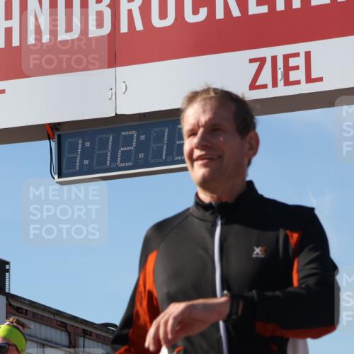 03.10.2025 - Köhlbrandbrückenlauf Luisa Fischer http://msf.ph/oto/9033785 03.10.2025 13:12:12 Ziel 4176, 4305, 4369, 4468, 4470, 4474, 4656, 5644, 5856, 5927, 6098, 6121, 6184, 6185, 6565, 6566 meine-sportfotos.de