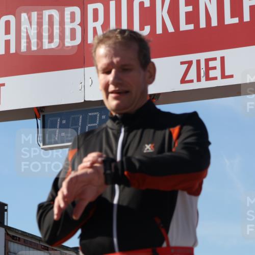 03.10.2025 - Köhlbrandbrückenlauf Luisa Fischer http://msf.ph/oto/9033787 03.10.2025 13:12:12 Ziel 4176, 4305, 4369, 4468, 4470, 4474, 4656, 5644, 5856, 5927, 6098, 6121, 6184, 6185, 6565, 6566 meine-sportfotos.de