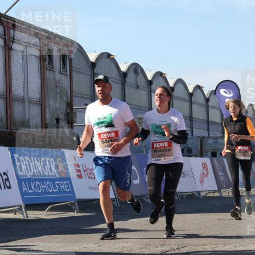 03.10.2025 - Köhlbrandbrückenlauf Luisa Fischer http://msf.ph/oto/9033804 03.10.2025 13:12:16 Ziel 4266, 4305, 4369, 4468, 4470, 4474, 4656, 5062, 5644, 6098, 6121, 6185, 6565, 6566 meine-sportfotos.de