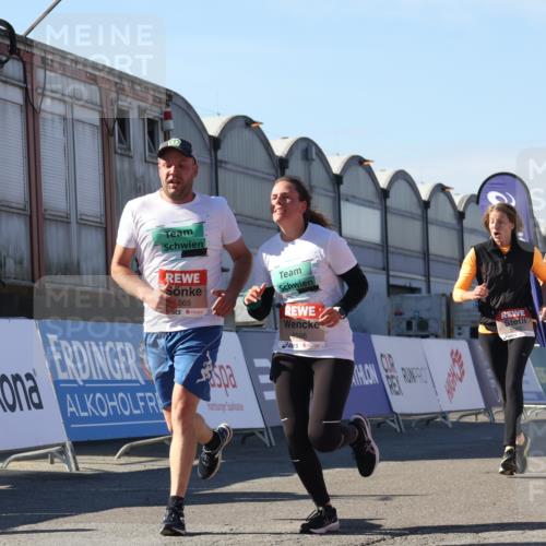03.10.2025 - Köhlbrandbrückenlauf Luisa Fischer http://msf.ph/oto/9033806 03.10.2025 13:12:17 Ziel 4266, 4305, 4369, 4468, 4470, 4474, 4656, 4908, 5062, 5644, 6098, 6121, 6185, 6565, 6566 meine-sportfotos.de