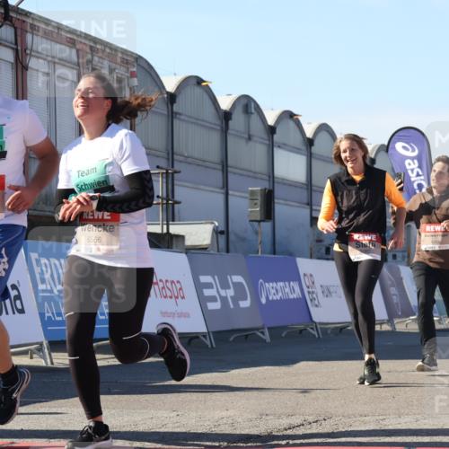 03.10.2025 - Köhlbrandbrückenlauf Luisa Fischer http://msf.ph/oto/9033810 03.10.2025 13:12:17 Ziel 4266, 4305, 4369, 4468, 4470, 4474, 4656, 4908, 5062, 5644, 6098, 6121, 6185, 6565, 6566 meine-sportfotos.de
