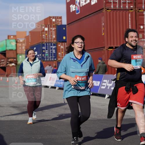 03.10.2025 - Köhlbrandbrückenlauf Michael Burmester http://msf.ph/oto/9033845 03.10.2025 10:42:12 Ziel 2178, 2179, 2277, 2278, 2515, 3070 meine-sportfotos.de