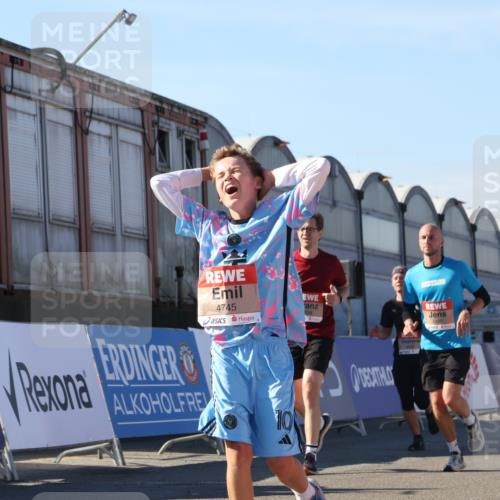 03.10.2025 - Köhlbrandbrückenlauf Luisa Fischer http://msf.ph/oto/9033849 03.10.2025 13:12:26 Ziel 4189, 4266, 4638, 4656, 4700, 4745, 4908, 4973, 5062, 6565, 6566 meine-sportfotos.de
