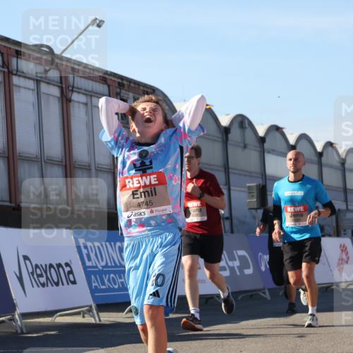 03.10.2025 - Köhlbrandbrückenlauf Luisa Fischer http://msf.ph/oto/9033852 03.10.2025 13:12:26 Ziel 4189, 4266, 4638, 4656, 4700, 4745, 4908, 4973, 5062, 6565, 6566 meine-sportfotos.de