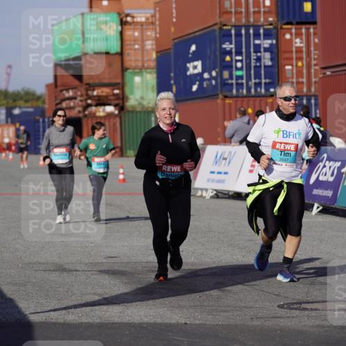 03.10.2025 - Köhlbrandbrückenlauf Michael Burmester http://msf.ph/oto/9033879 03.10.2025 10:42:25 Ziel 2898, 2899, 3547, 3548 meine-sportfotos.de