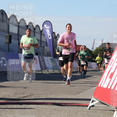 03.10.2025 - Köhlbrandbrückenlauf Luisa Fischer http://msf.ph/oto/9033885 03.10.2025 13:12:37 Ziel 4048, 4189, 4391, 4392, 4609, 4638, 4700, 4858, 4864, 4873, 4973, 5874, 6466, 6588 meine-sportfotos.de