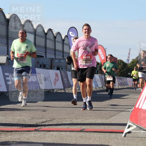 03.10.2025 - Köhlbrandbrückenlauf Luisa Fischer http://msf.ph/oto/9033888 03.10.2025 13:12:38 Ziel 4048, 4189, 4391, 4392, 4527, 4609, 4638, 4700, 4858, 4864, 4873, 4973, 5874, 6466, 6588 meine-sportfotos.de