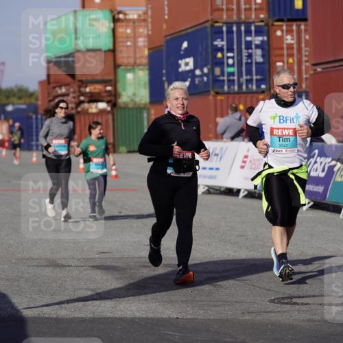 03.10.2025 - Köhlbrandbrückenlauf Michael Burmester http://msf.ph/oto/9033890 03.10.2025 10:42:25 Ziel 2898, 2899, 3547, 3548 meine-sportfotos.de