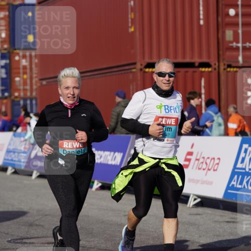 03.10.2025 - Köhlbrandbrückenlauf Michael Burmester http://msf.ph/oto/9033894 03.10.2025 10:42:27 Ziel 2898, 2899, 3547, 3548 meine-sportfotos.de