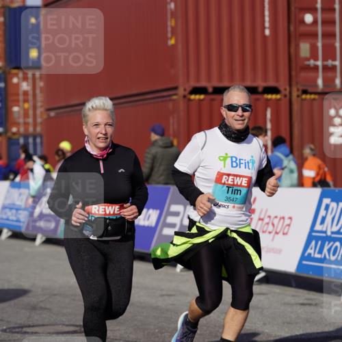 03.10.2025 - Köhlbrandbrückenlauf Michael Burmester http://msf.ph/oto/9033899 03.10.2025 10:42:27 Ziel 2898, 2899, 3547, 3548 meine-sportfotos.de