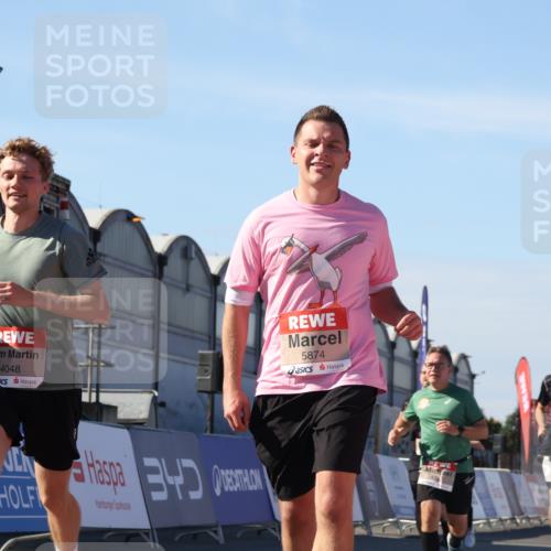 03.10.2025 - Köhlbrandbrückenlauf Luisa Fischer http://msf.ph/oto/9033903 03.10.2025 13:12:40 Ziel 4048, 4391, 4392, 4527, 4609, 4700, 4855, 4858, 4864, 4873, 4973, 4975, 5874, 5916, 6466, 6588 meine-sportfotos.de