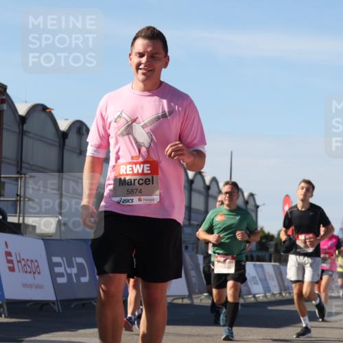 03.10.2025 - Köhlbrandbrückenlauf Luisa Fischer http://msf.ph/oto/9033906 03.10.2025 13:12:40 Ziel 4048, 4391, 4392, 4527, 4609, 4700, 4855, 4858, 4864, 4873, 4973, 4975, 5874, 5916, 6466, 6588 meine-sportfotos.de