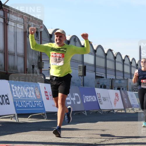 03.10.2025 - Köhlbrandbrückenlauf Luisa Fischer http://msf.ph/oto/9033909 03.10.2025 13:12:49 Ziel 4048, 4391, 4392, 4527, 4671, 4855, 4965, 4975, 5874, 5916, 6497, 6588, 6791 meine-sportfotos.de