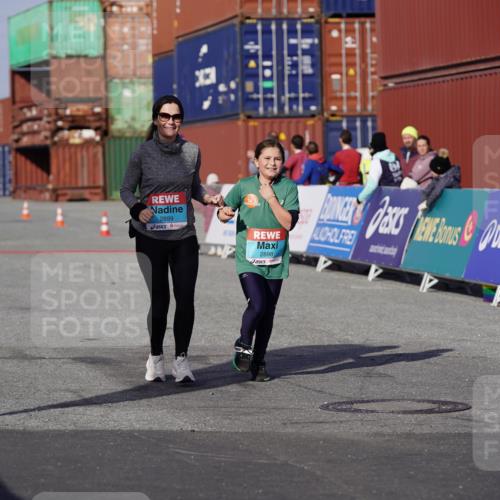 03.10.2025 - Köhlbrandbrückenlauf Michael Burmester http://msf.ph/oto/9033910 03.10.2025 10:42:28 Ziel 2898, 2899, 3547, 3548 meine-sportfotos.de