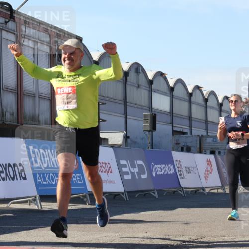 03.10.2025 - Köhlbrandbrückenlauf Luisa Fischer http://msf.ph/oto/9033912 03.10.2025 13:12:50 Ziel 4048, 4391, 4392, 4527, 4671, 4855, 4965, 4975, 5874, 5916, 6497, 6588, 6791 meine-sportfotos.de