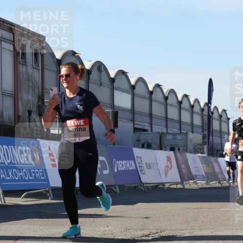 03.10.2025 - Köhlbrandbrückenlauf Luisa Fischer http://msf.ph/oto/9033917 03.10.2025 13:12:51 Ziel 4048, 4391, 4392, 4446, 4527, 4671, 4855, 4965, 4975, 5916, 6497, 6791 meine-sportfotos.de