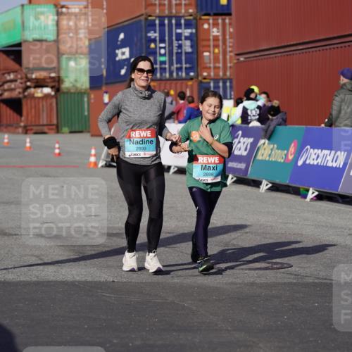 03.10.2025 - Köhlbrandbrückenlauf Michael Burmester http://msf.ph/oto/9033920 03.10.2025 10:42:29 Ziel 2898, 2899, 3547, 3548 meine-sportfotos.de