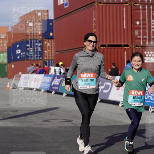 03.10.2025 - Köhlbrandbrückenlauf Michael Burmester http://msf.ph/oto/9033948 03.10.2025 10:42:31 Ziel 2898, 2899 meine-sportfotos.de