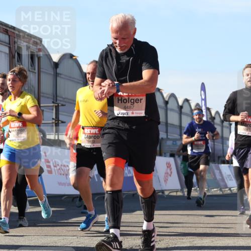 03.10.2025 - Köhlbrandbrückenlauf Luisa Fischer http://msf.ph/oto/9033957 03.10.2025 13:12:58 Ziel 4446, 4487, 4528, 4559, 4628, 4671, 4965, 5051, 5381, 5673, 5674, 6303, 6496, 6497, 6530, 6791 meine-sportfotos.de