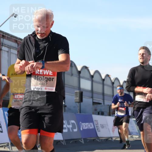03.10.2025 - Köhlbrandbrückenlauf Luisa Fischer http://msf.ph/oto/9033962 03.10.2025 13:12:58 Ziel 4446, 4487, 4528, 4559, 4628, 4671, 4965, 5051, 5381, 5673, 5674, 6303, 6496, 6497, 6530, 6791 meine-sportfotos.de
