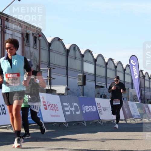03.10.2025 - Köhlbrandbrückenlauf Luisa Fischer http://msf.ph/oto/9033991 03.10.2025 13:13:03 Ziel 4446, 4487, 4528, 4559, 4628, 4748, 4965, 5051, 5381, 5673, 5674, 6303, 6393, 6496, 6497, 6530, 6705, 6742, 6755 meine-sportfotos.de