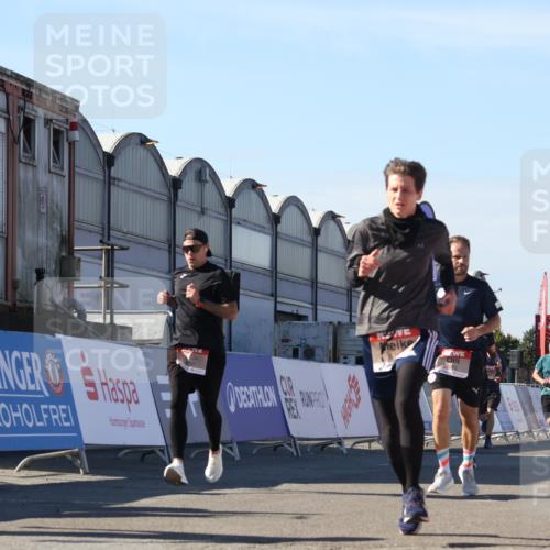 03.10.2025 - Köhlbrandbrückenlauf Luisa Fischer http://msf.ph/oto/9034002 03.10.2025 13:13:05 Ziel 4193, 4446, 4487, 4528, 4559, 4628, 4748, 5051, 5381, 5673, 5674, 6303, 6393, 6496, 6530, 6705, 6725, 6742, 6755 meine-sportfotos.de