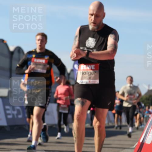 03.10.2025 - Köhlbrandbrückenlauf Luisa Fischer http://msf.ph/oto/9034012 03.10.2025 13:13:12 Ziel 4191, 4193, 4223, 4373, 4463, 4513, 4528, 4748, 5025, 5204, 5678, 5852, 6393, 6705, 6725, 6742, 6755, 6818 meine-sportfotos.de