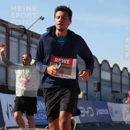 03.10.2025 - Köhlbrandbrückenlauf Luisa Fischer http://msf.ph/oto/9034053 03.10.2025 13:13:24 Ziel 4191, 4223, 4324, 4373, 4383, 4448, 4463, 4513, 4583, 4853, 5034, 5204, 5261, 5358, 5852, 6788, 6789, 6818 meine-sportfotos.de