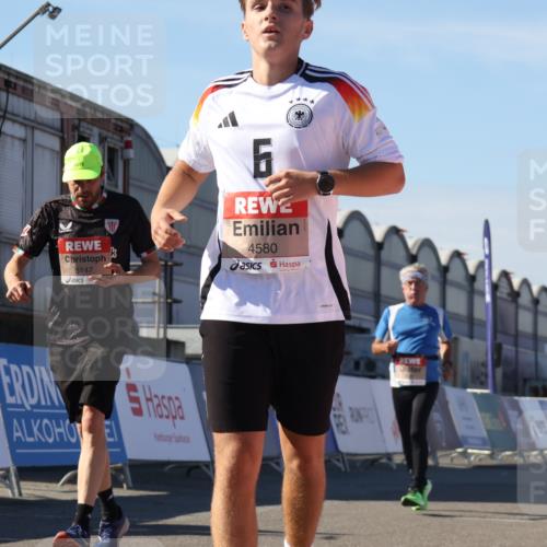 03.10.2025 - Köhlbrandbrückenlauf Luisa Fischer http://msf.ph/oto/9034075 03.10.2025 13:13:32 Ziel 4065, 4324, 4383, 4448, 4580, 4595, 5147, 5261, 5358 meine-sportfotos.de