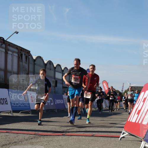 03.10.2025 - Köhlbrandbrückenlauf Luisa Fischer http://msf.ph/oto/9034084 03.10.2025 13:13:44 Ziel 4348, 4461, 4595, 4642, 5802, 5884, 5886, 5908, 6116, 6363, 6366, 6488 meine-sportfotos.de